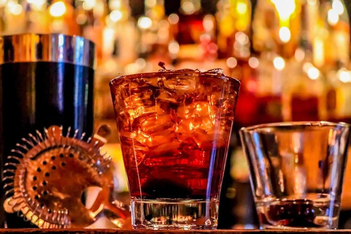 due bicchieri appoggiati su un tavolo con un drink