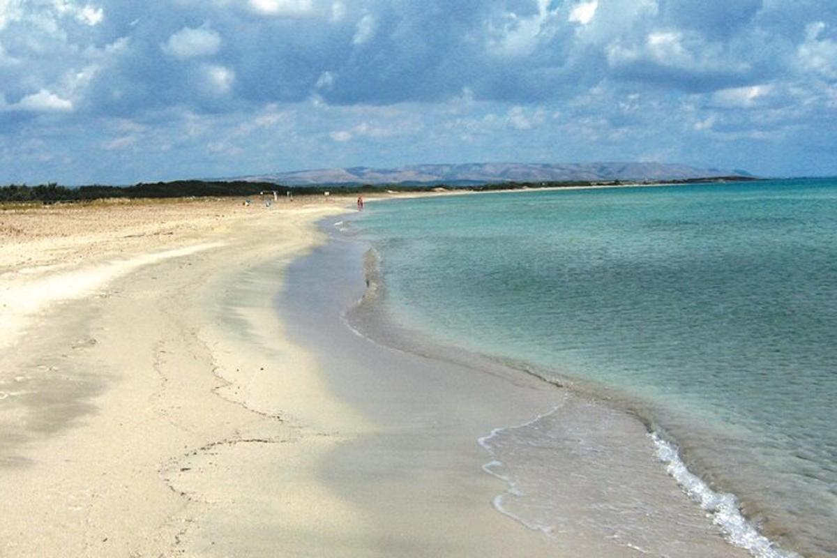 peščena plaža z oceanom in nebom