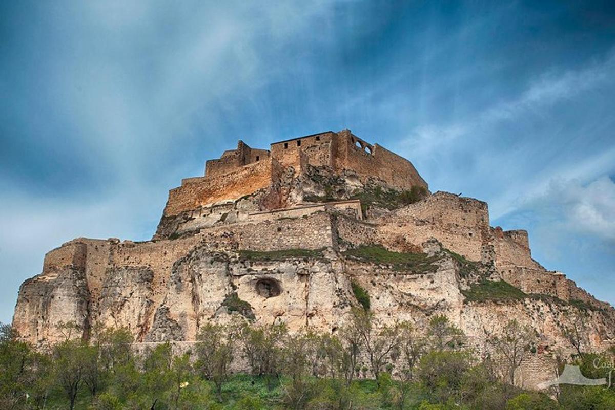 hrad na vrcholu hory