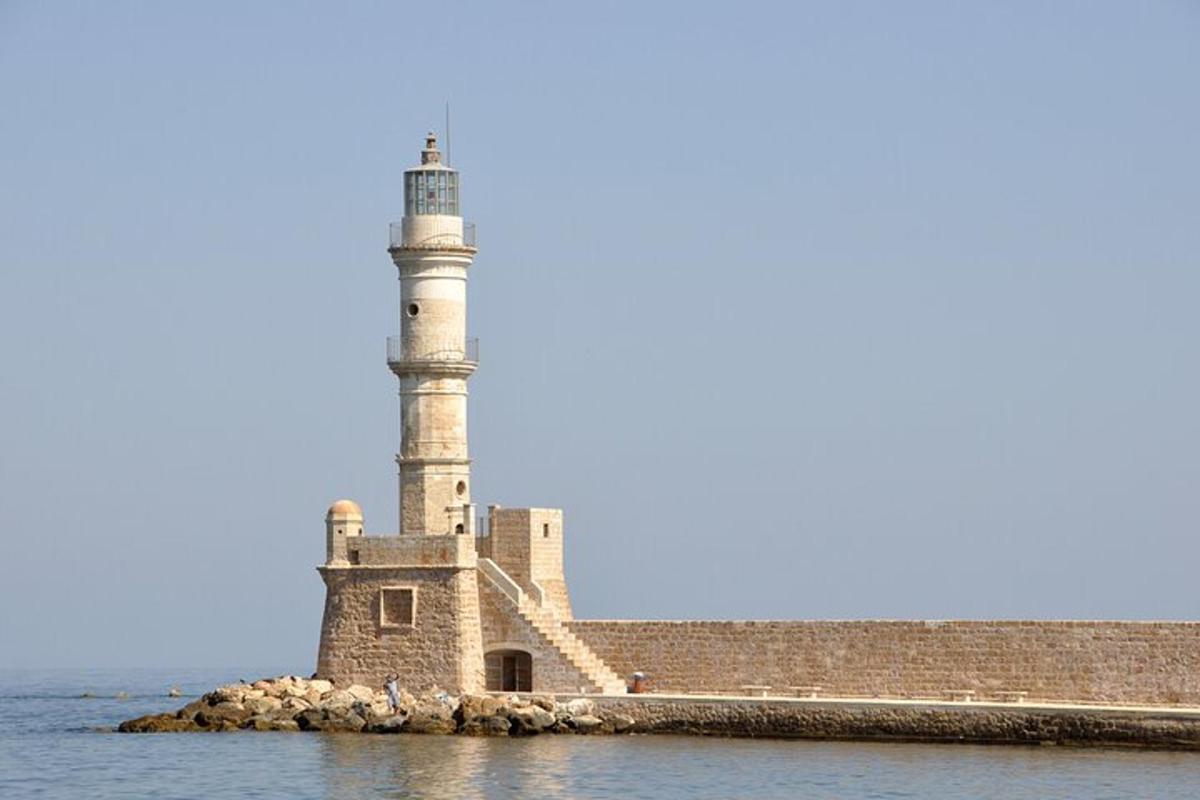 un far en una illa a l'aigua