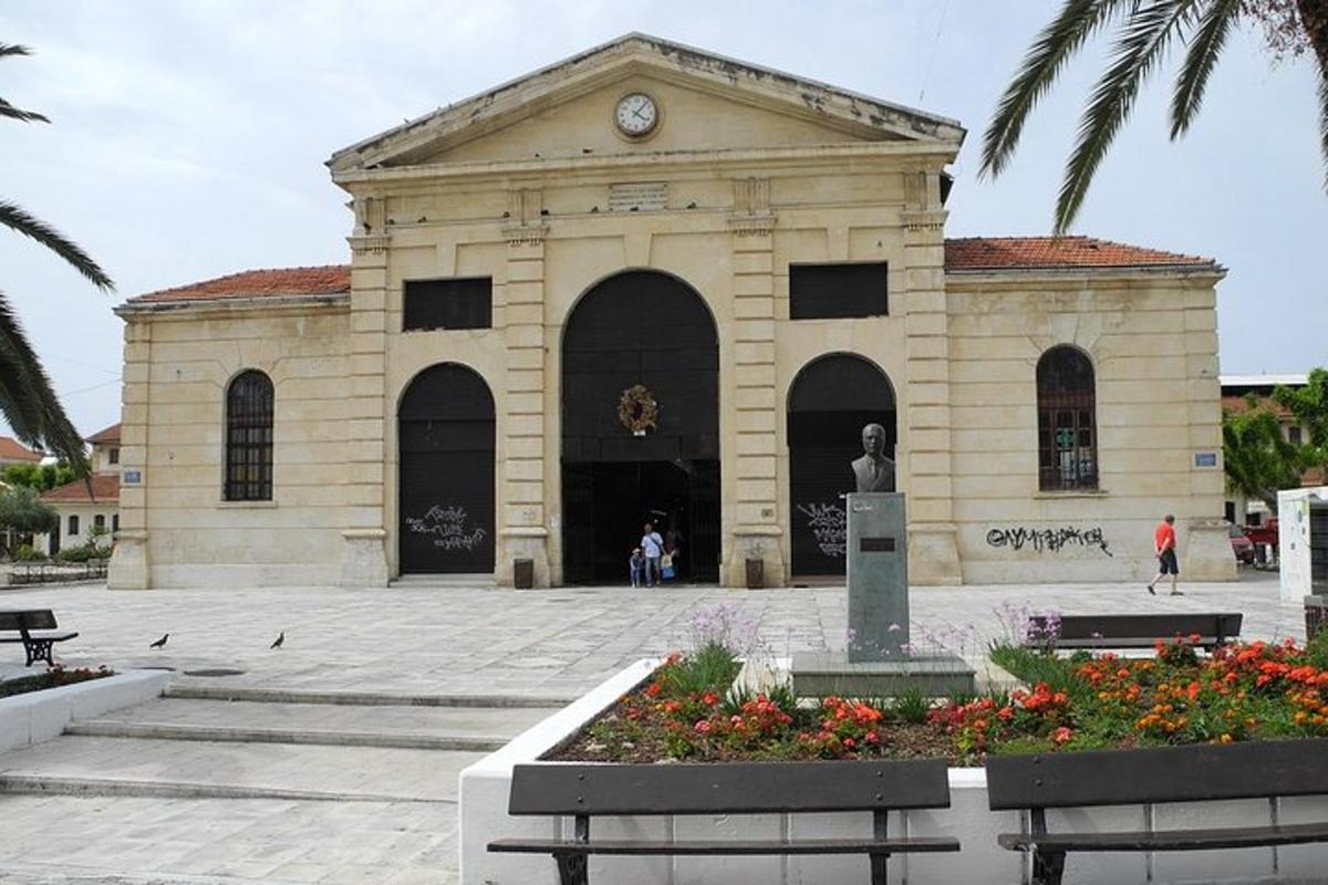 un gran edifici amb una estàtua al davant