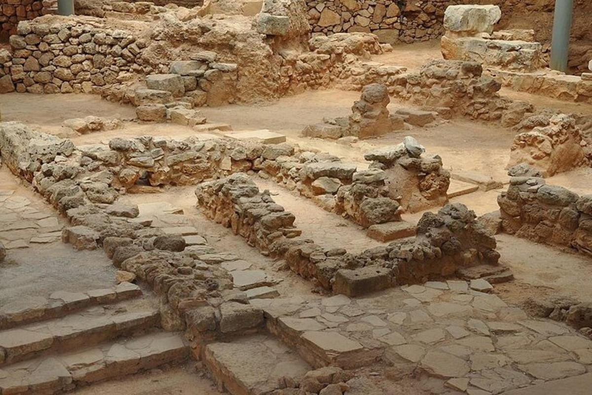un grup de ruïnes de pedra en un camp