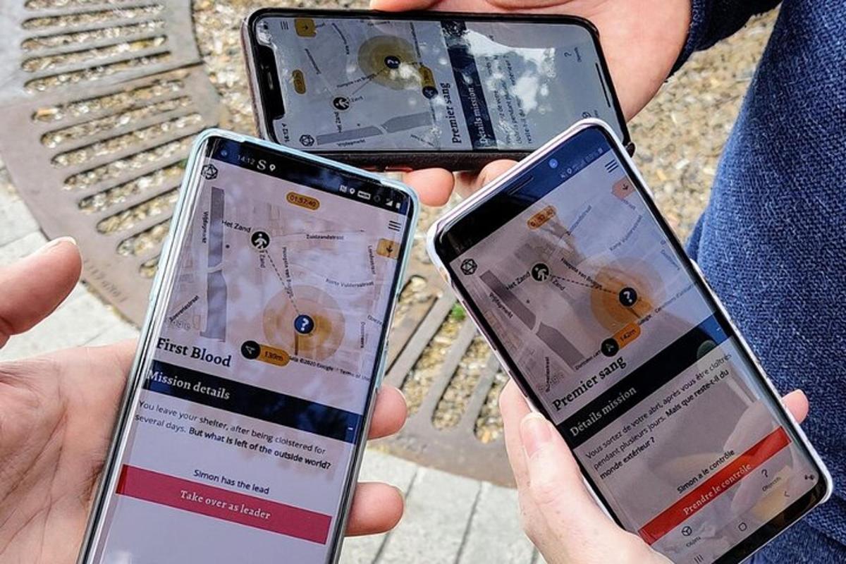 tři lidé držící v rukou tři mobilní telefony