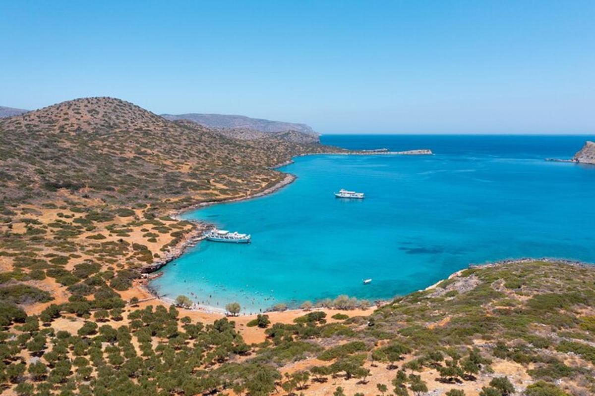 uma vista aérea de uma baía com barcos