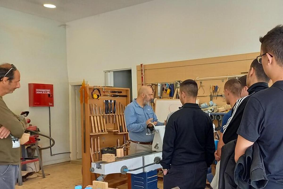 μια ομάδα ανδρών που στέκονται τριγύρω σε ένα εργαστήριο