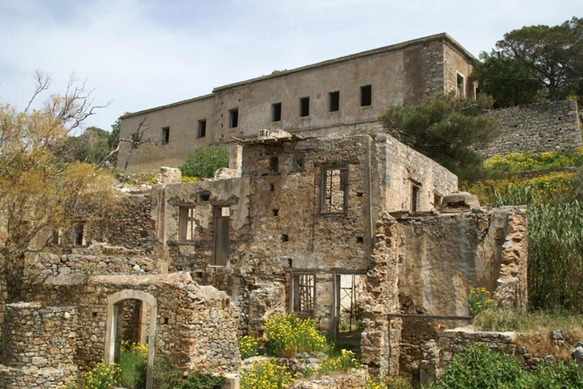 um antigo edifício de pedra situado no topo de uma colina