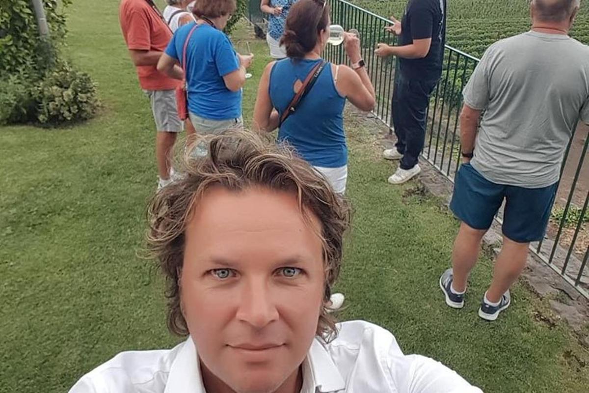 mees seisab inimrühma ees