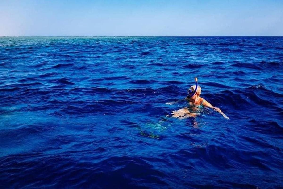 una persona nell'acqua dell'oceano