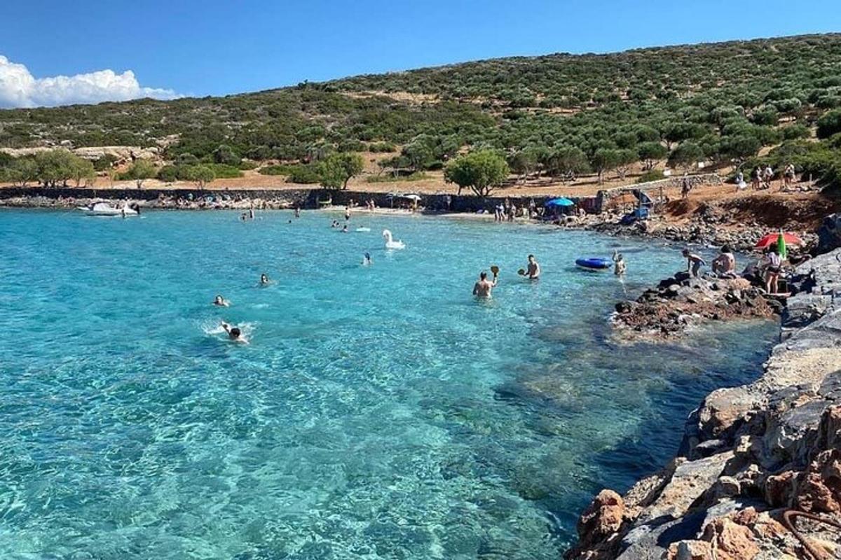 μια ομάδα ανθρώπων στο νερό σε μια παραλία