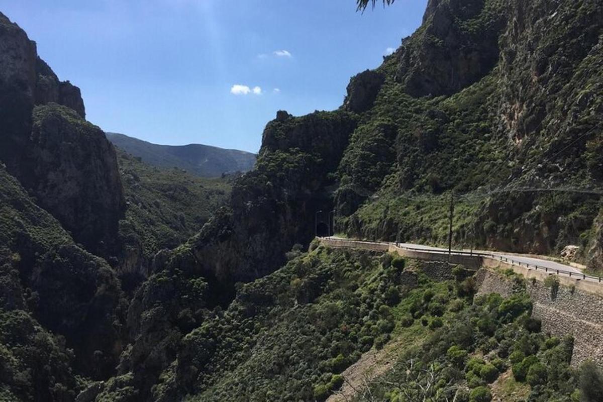 una carretera al mig d'un canyó