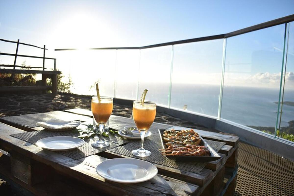 uma mesa com duas bebidas e uma bandeja de comida