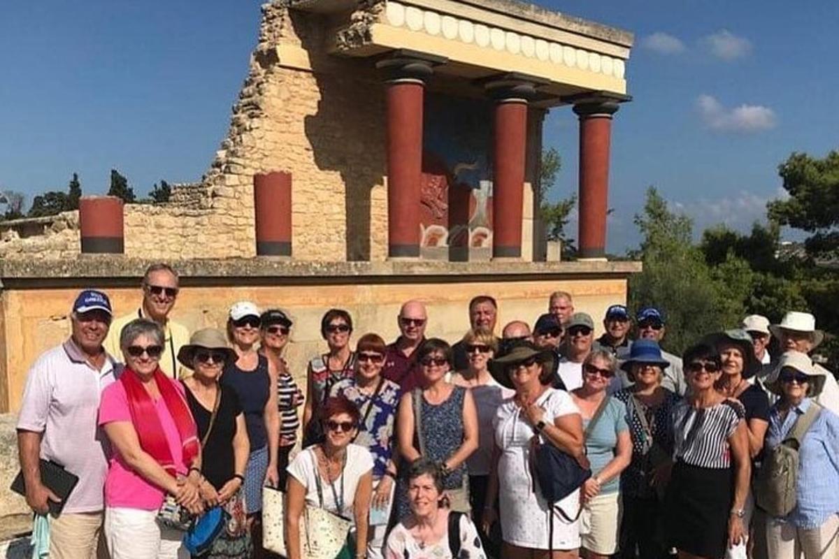 група людей позує для фотографії перед будівлею