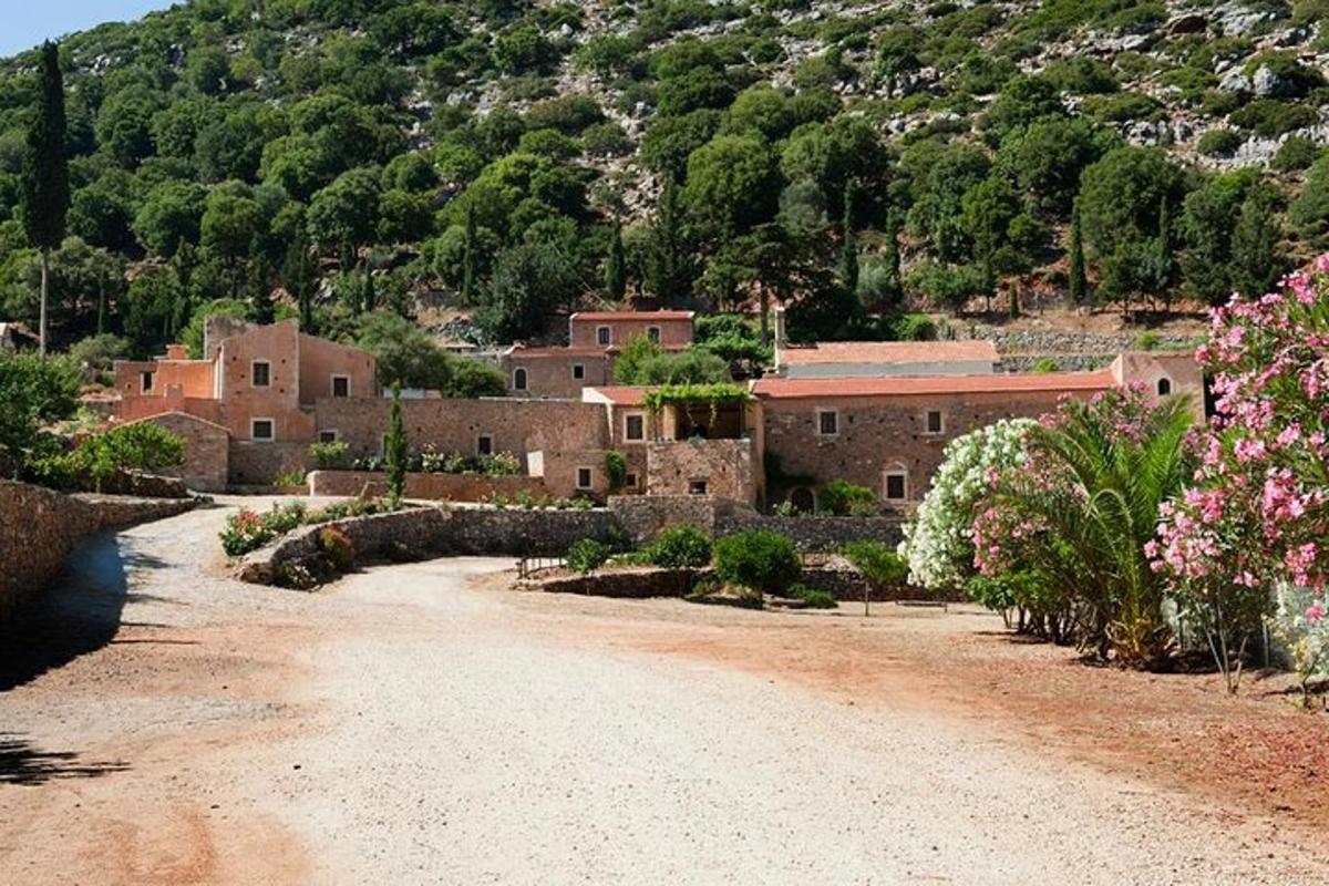 un chemin de terre menant à un village sur une montagne