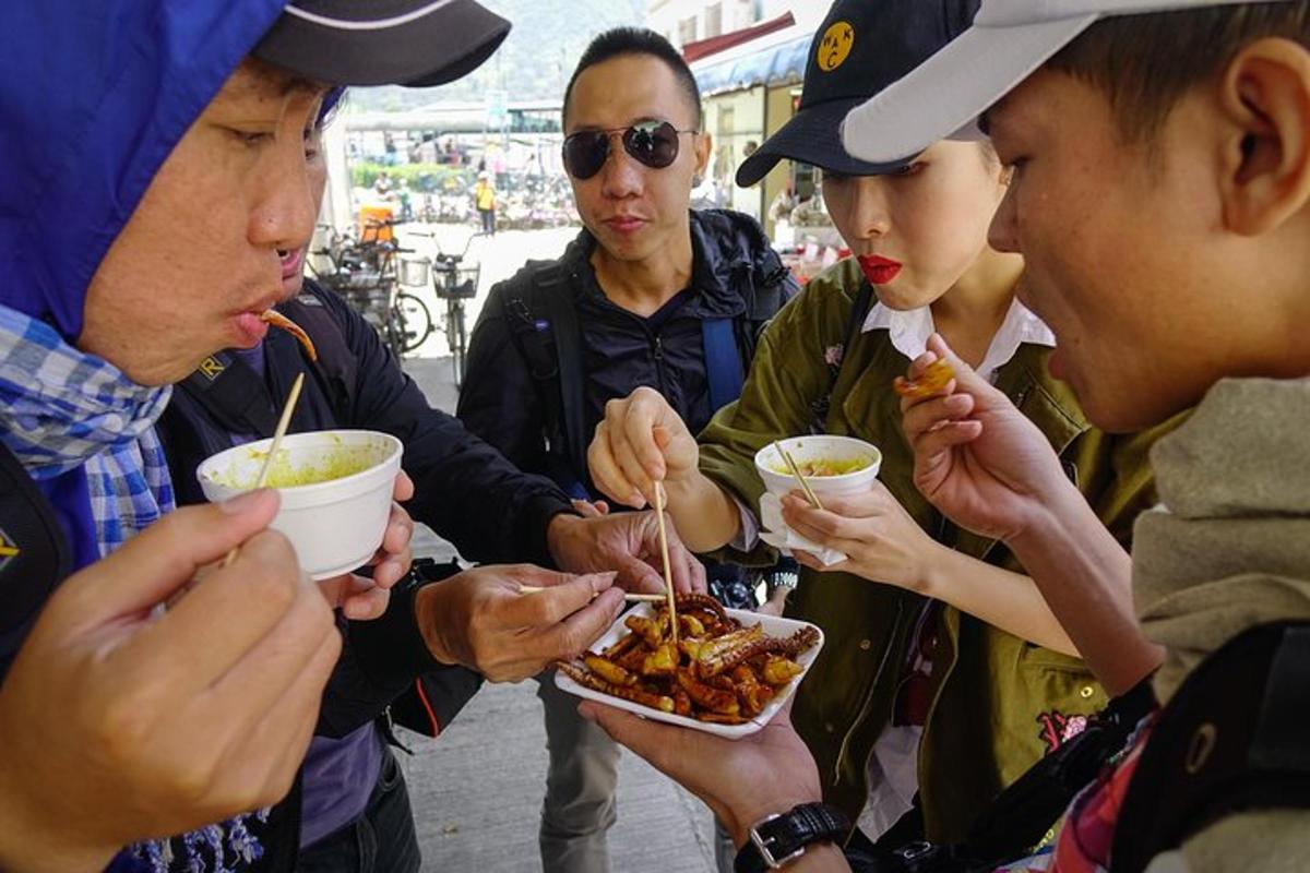 sekumpulan orang berdiri di sekeliling makan makanan