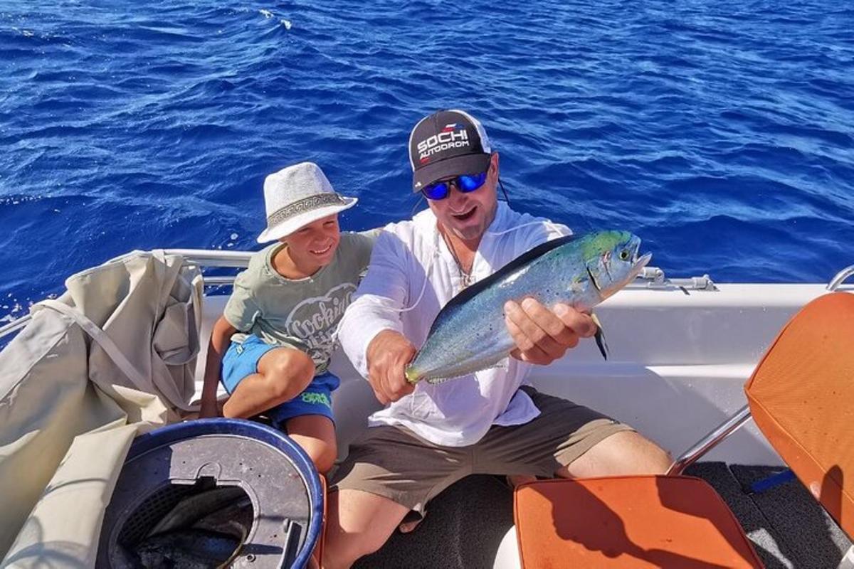 un uomo e un bambino su una barca con un pesce