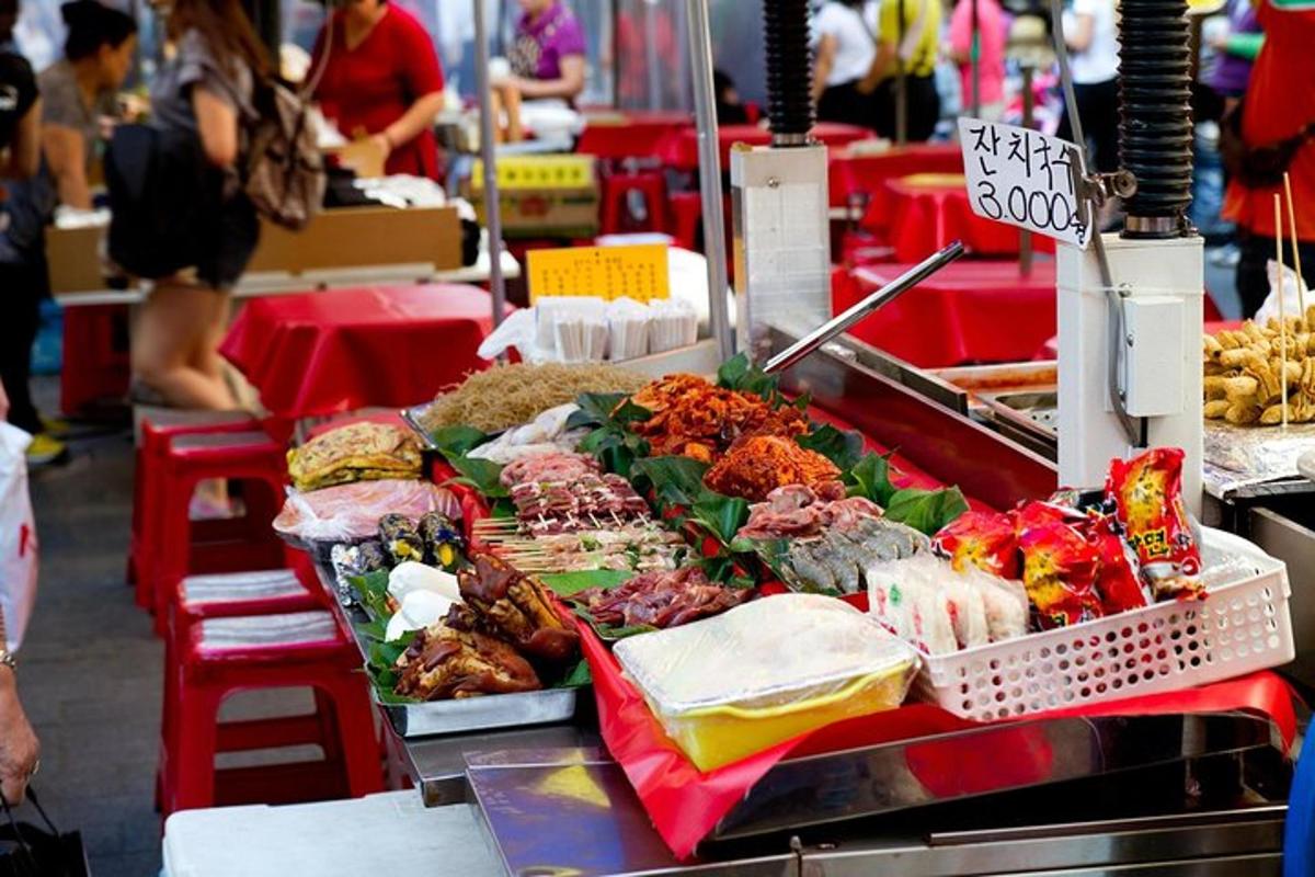 paparan makanan di atas meja di pasar