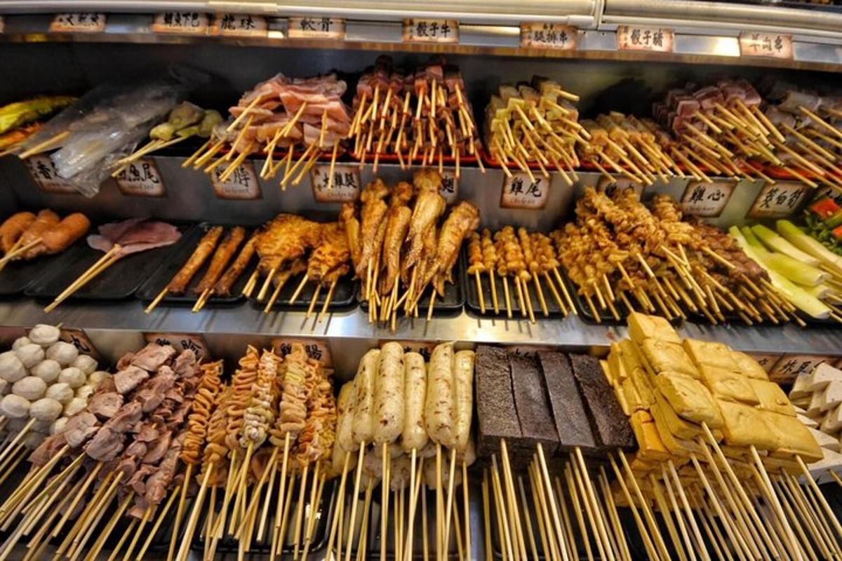 摆满各种食物的展示柜