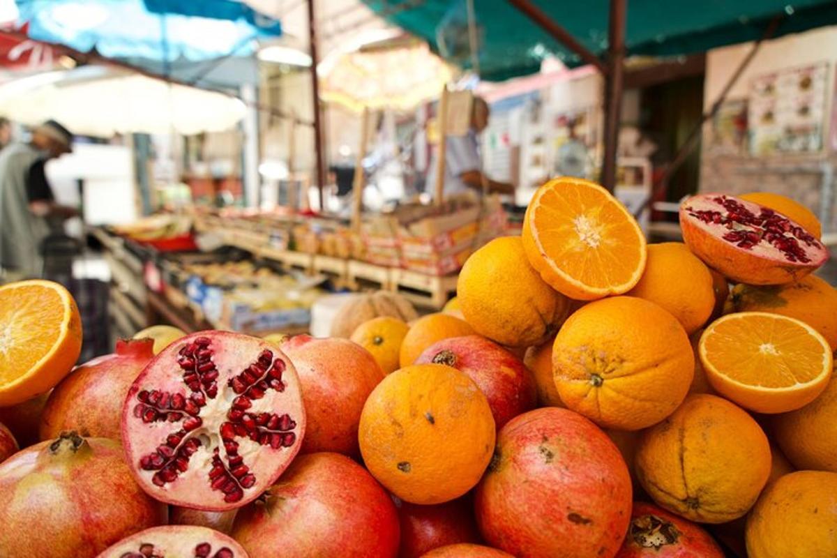 longgokan buah yang dipamerkan di sebuah pasar