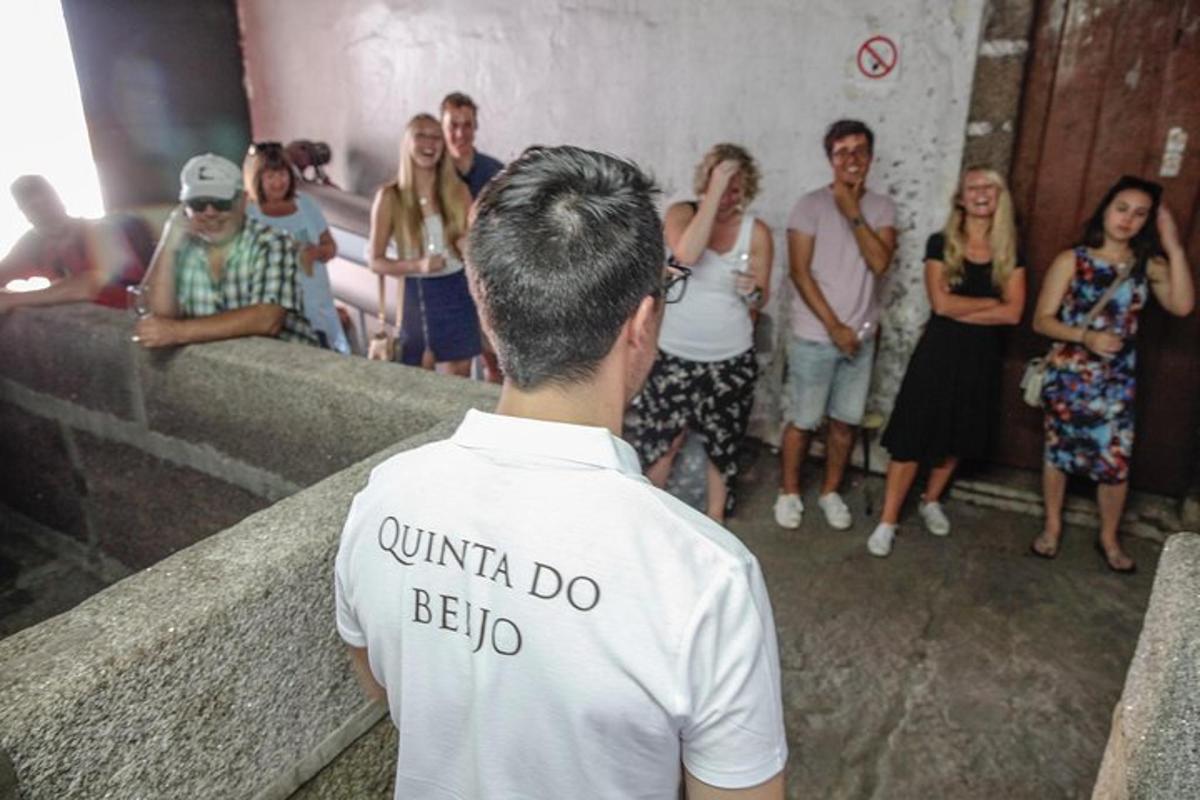 muž stojící před skupinou lidí