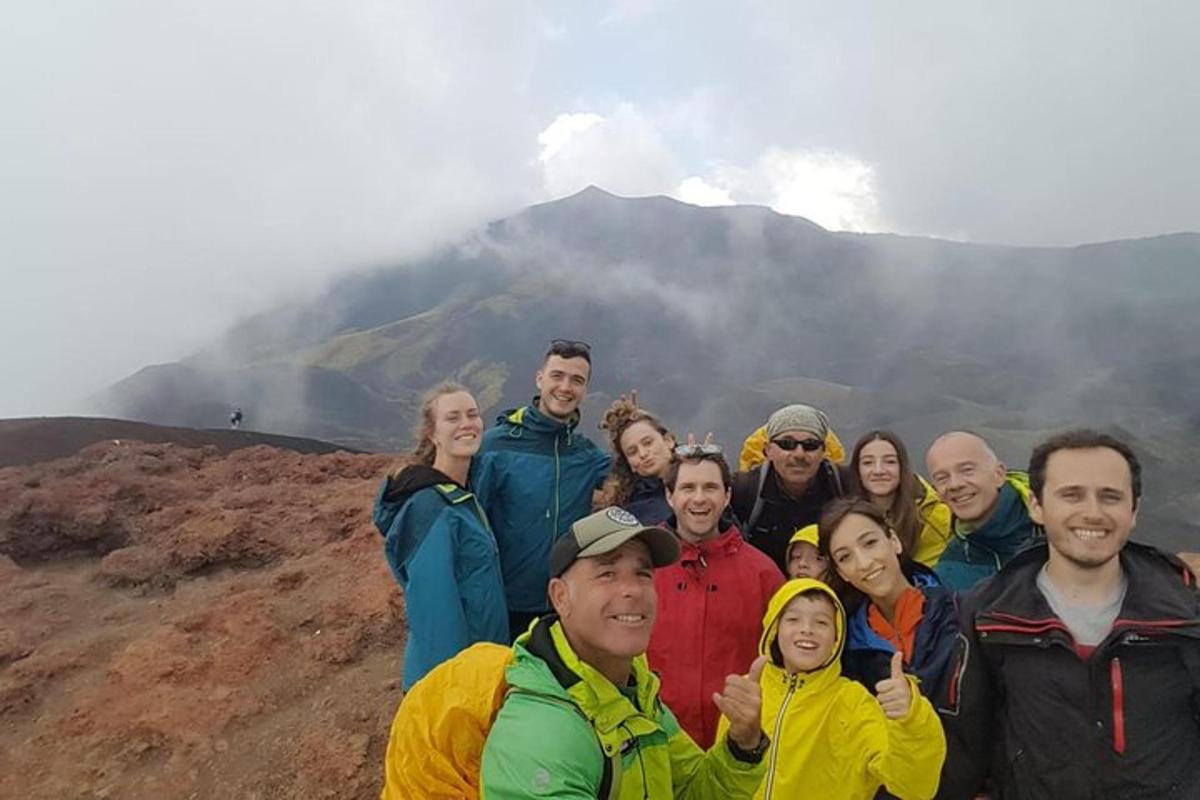 hópur fólks sem stendur uppi á fjallstindi
