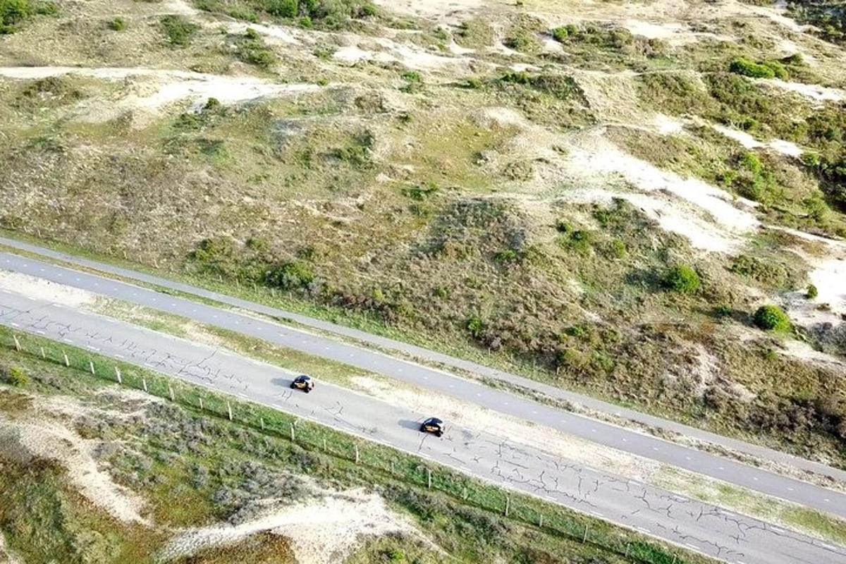 o vedere de sus a două mașini pe o autostradă