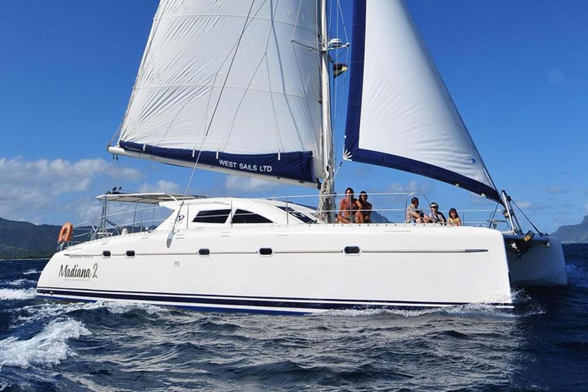 un gruppo di persone su una barca a vela in acqua