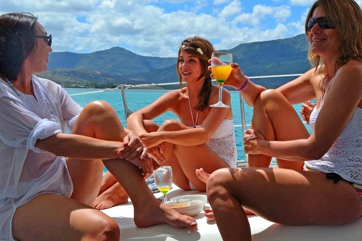 un gruppo di donne sedute su una barca che bevono vino