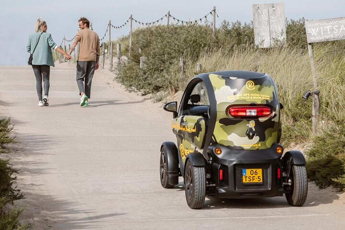vīrietis un sieviete iet pa taku ar motorolleri mobilitātes nolūkos