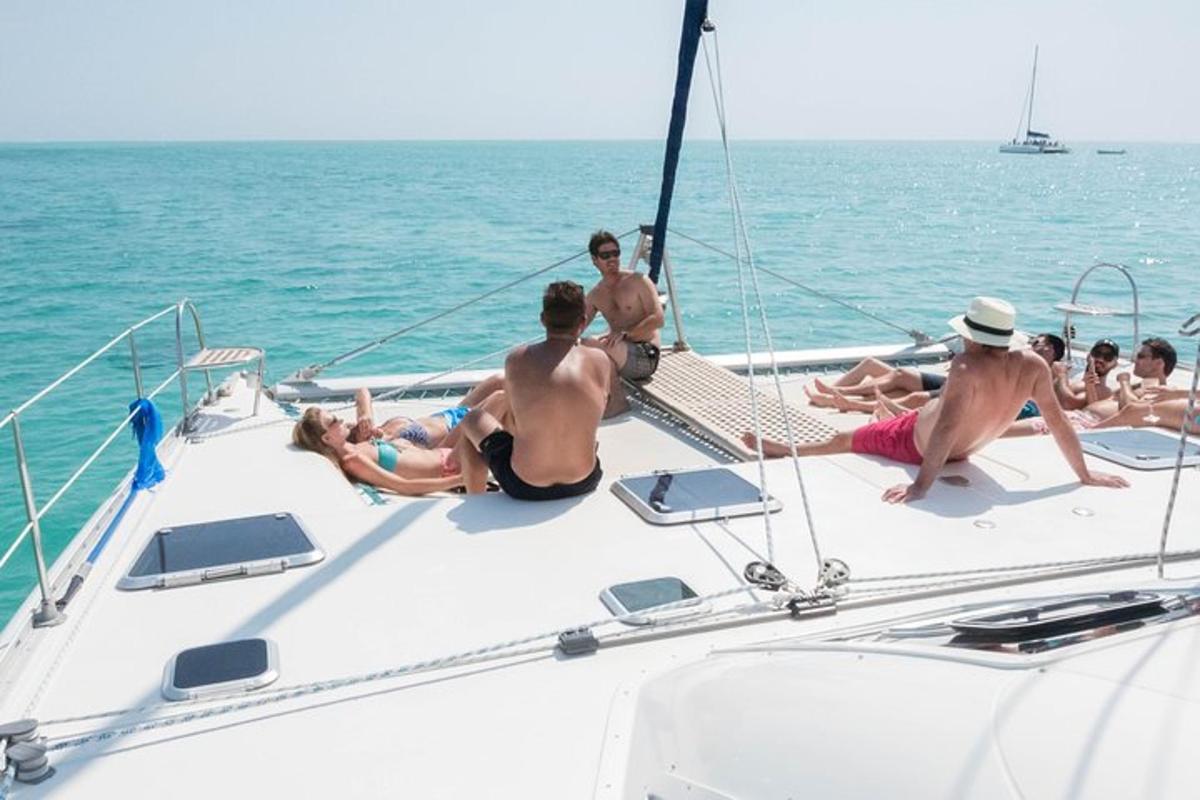 un gruppo di persone sedute su una barca in acqua