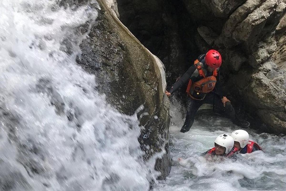 tre persone stanno facendo rafting lungo una cascata