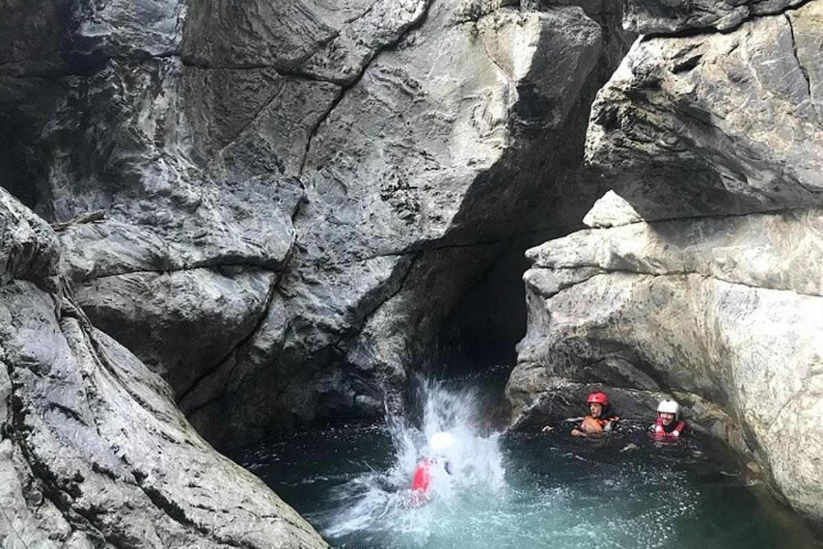 um grupo de pessoas em uma piscina de água em uma caverna