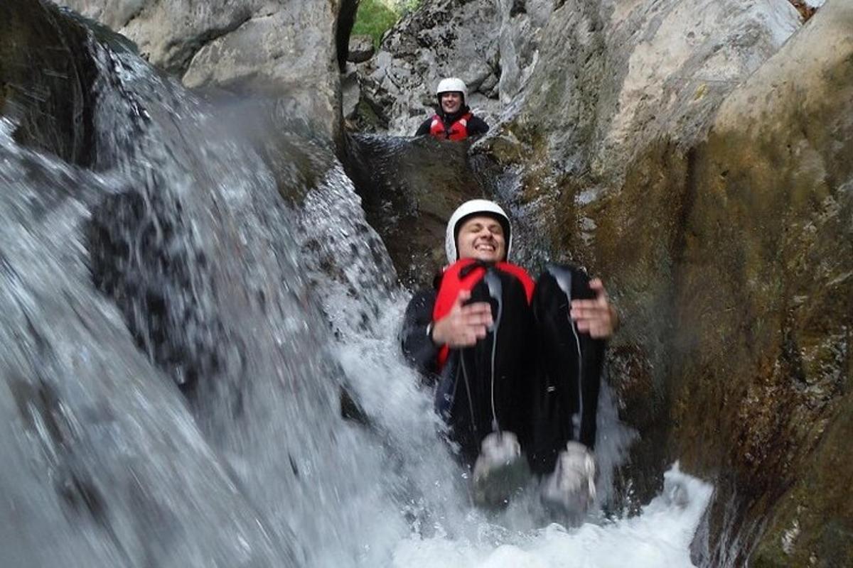 due persone sono in piedi in una cascata