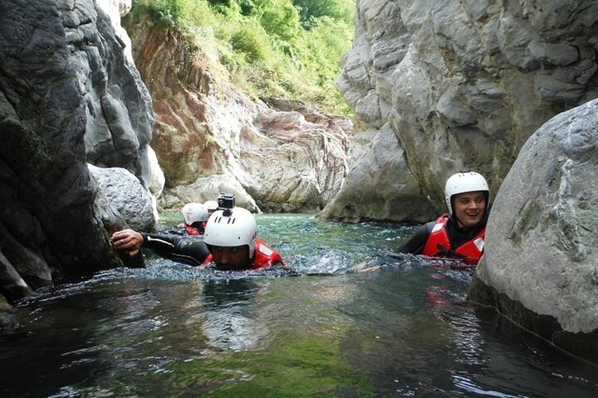 un gruppo di persone nell'acqua di un fiume