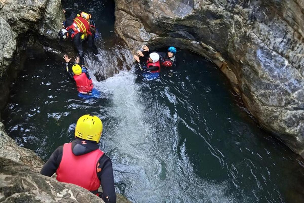 um grupo de pessoas em um rio em uma caverna