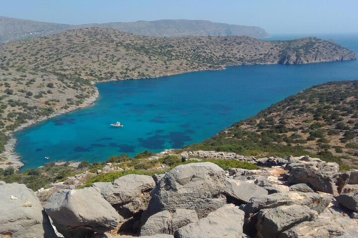 θέα μιας λίμνης από την κορυφή ενός βουνού