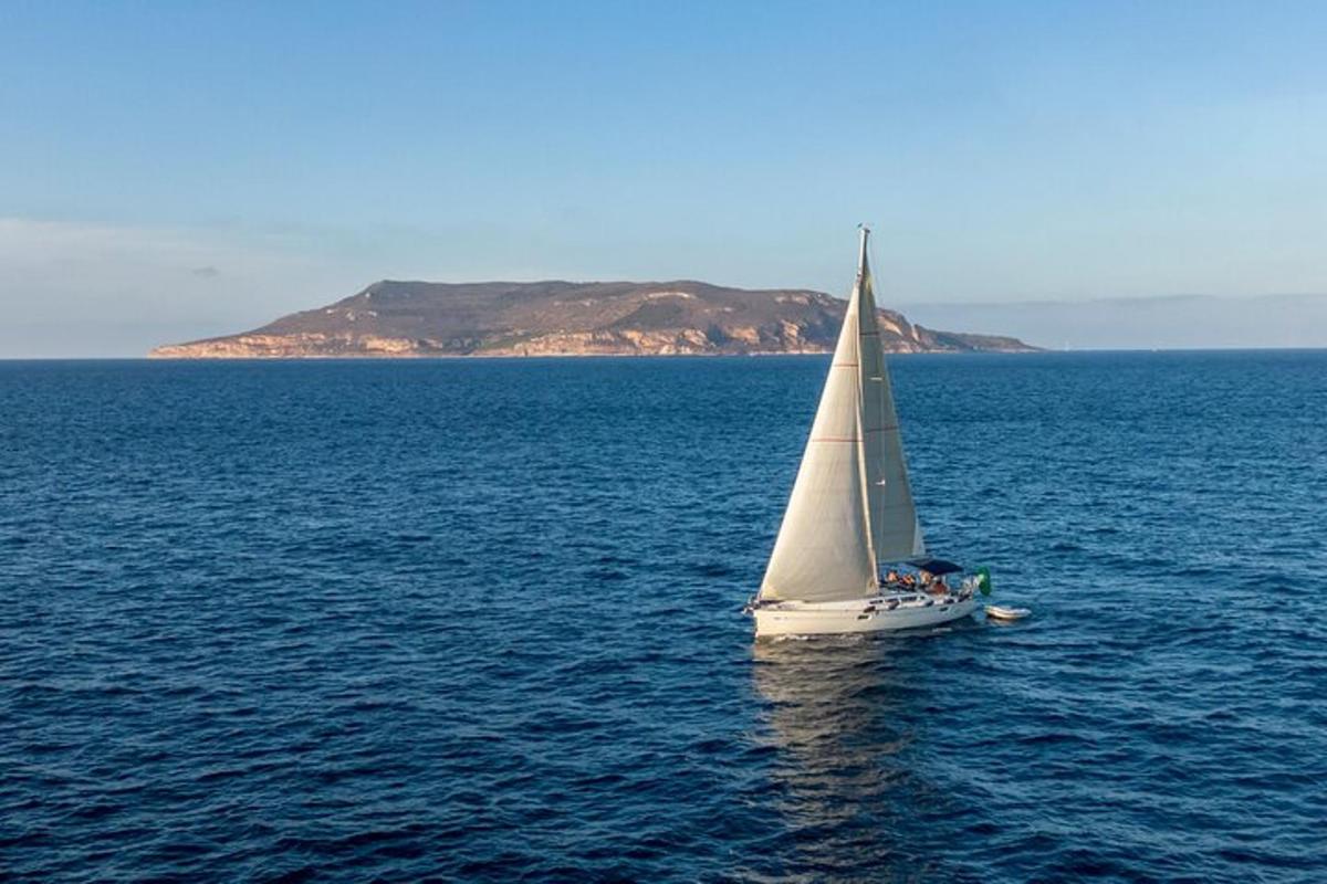 ένα ιστιοφόρο στη μέση ενός μεγάλου όγκου νερού