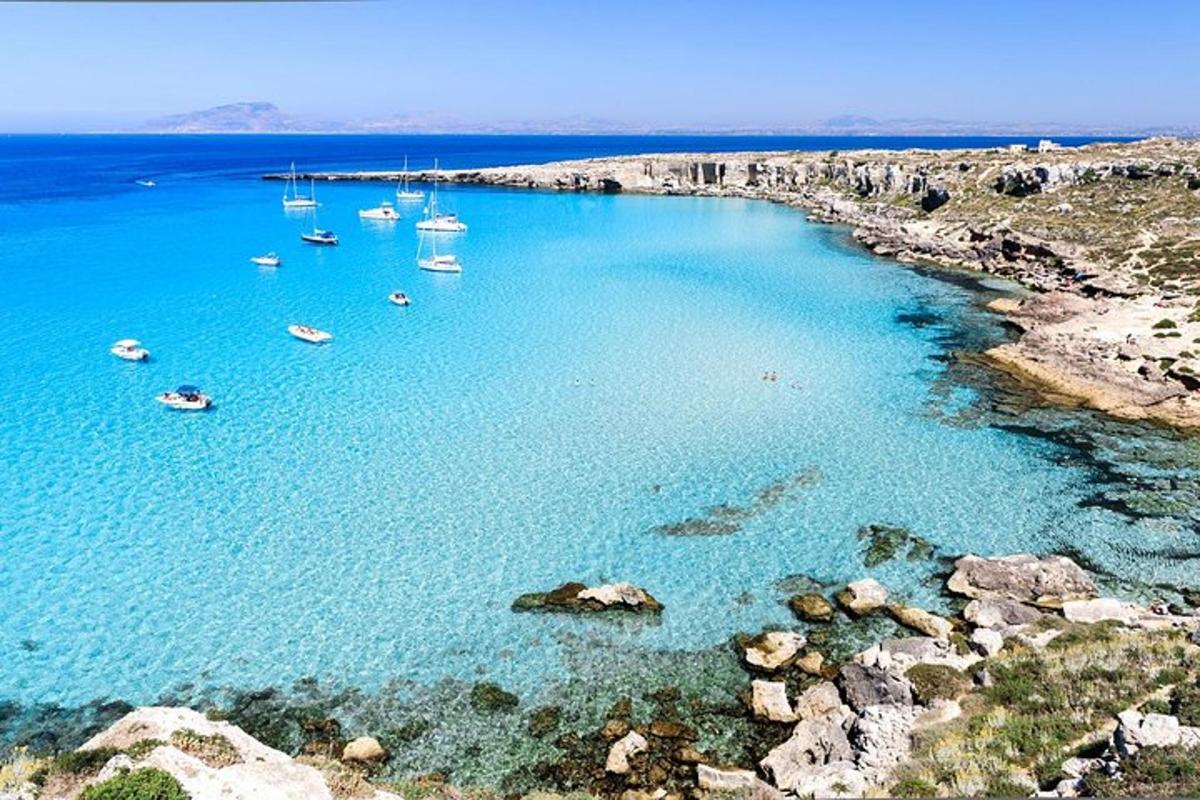 μια ομάδα σκαφών σε ένα μεγάλο υδάτινο σώμα
