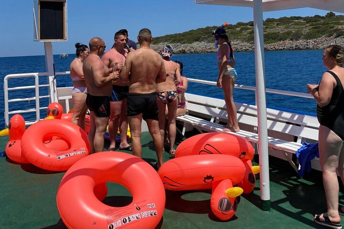 μια ομάδα ανδρών που στέκονται στο κατάστρωμα ενός σκάφους