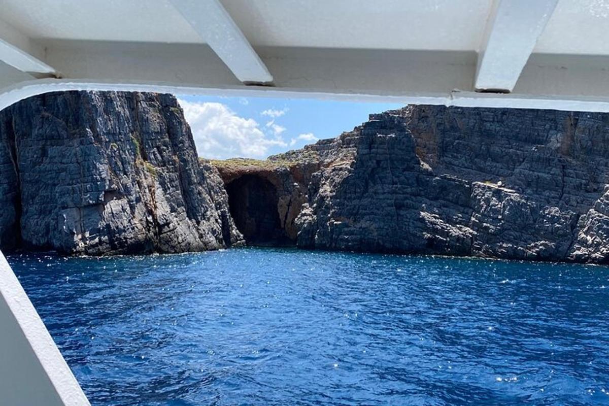 μια θέα του νερού από μια βάρκα μπροστά από έναν απότομο βράχο