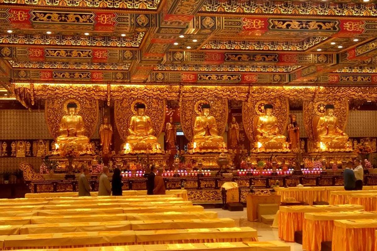 una gran sala amb estàtues d'or en un edifici