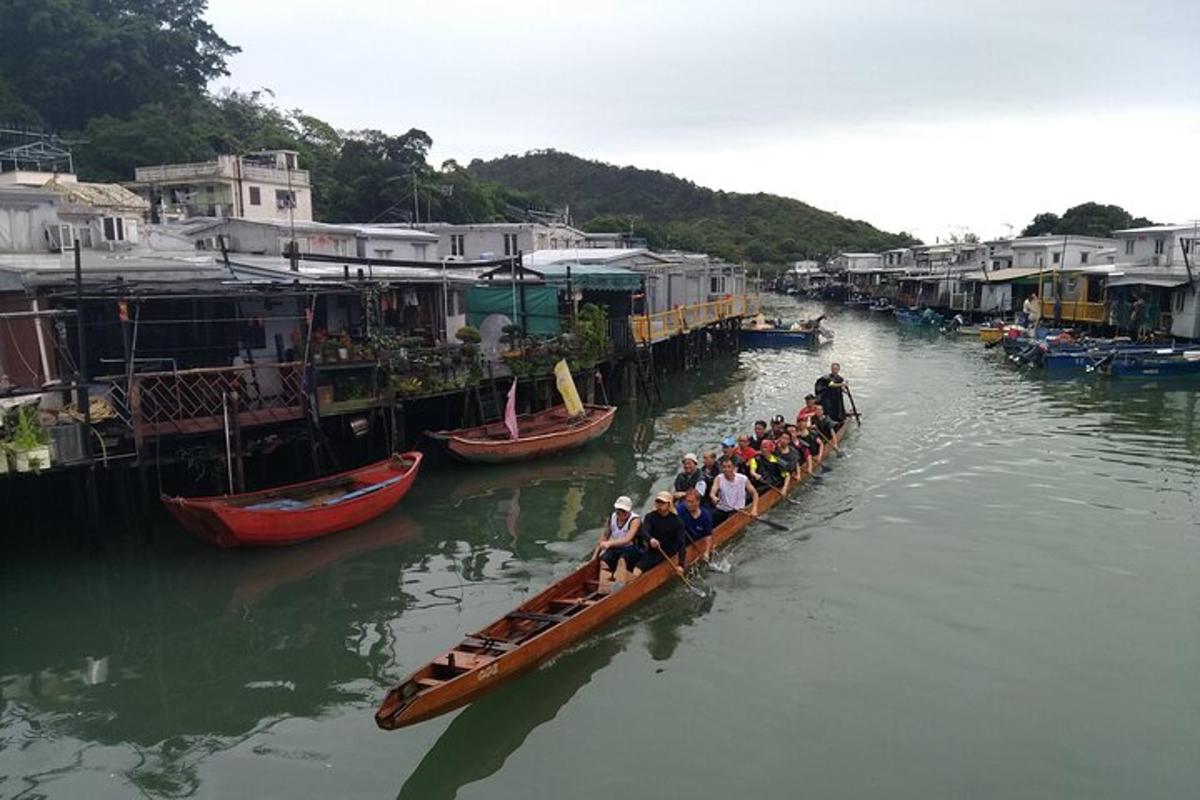 un grup de persones en una llarga barca a l'aigua