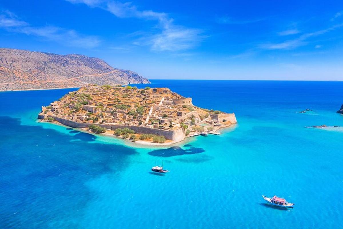 ένα νησί στον ωκεανό με δύο βάρκες μέσα