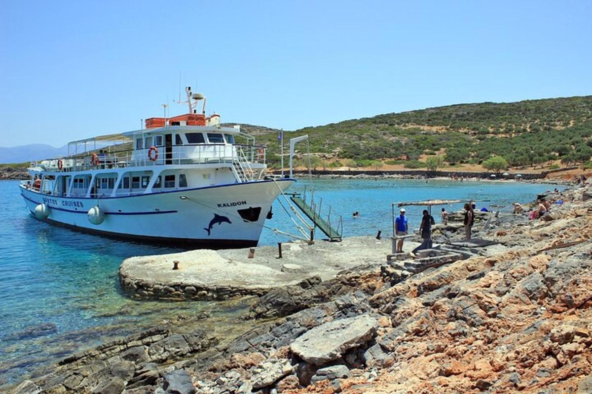 ένα σκάφος είναι αγκυροβολημένο σε μια αποβάθρα στο νερό