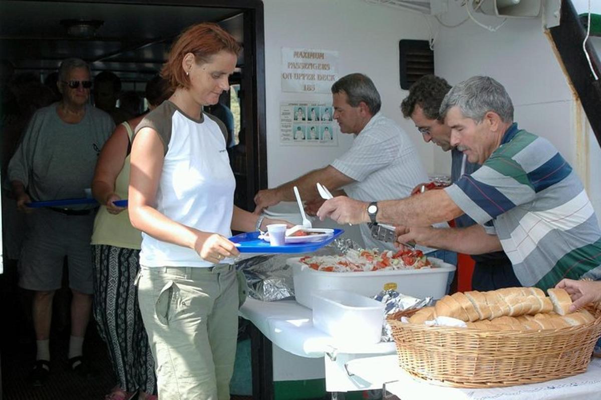 žena držící talíř s jídlem u bufetu