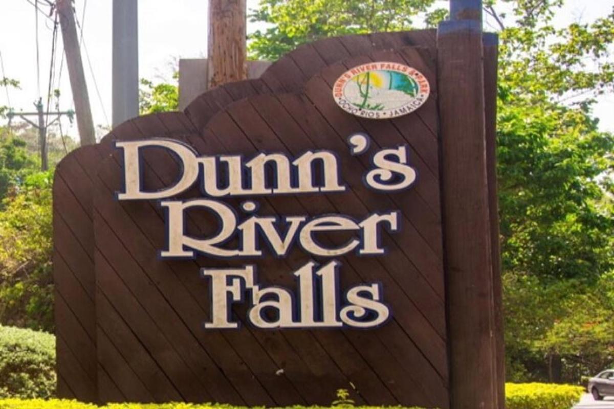 Un cartel para un cartel de las cataratas del río Dumlins