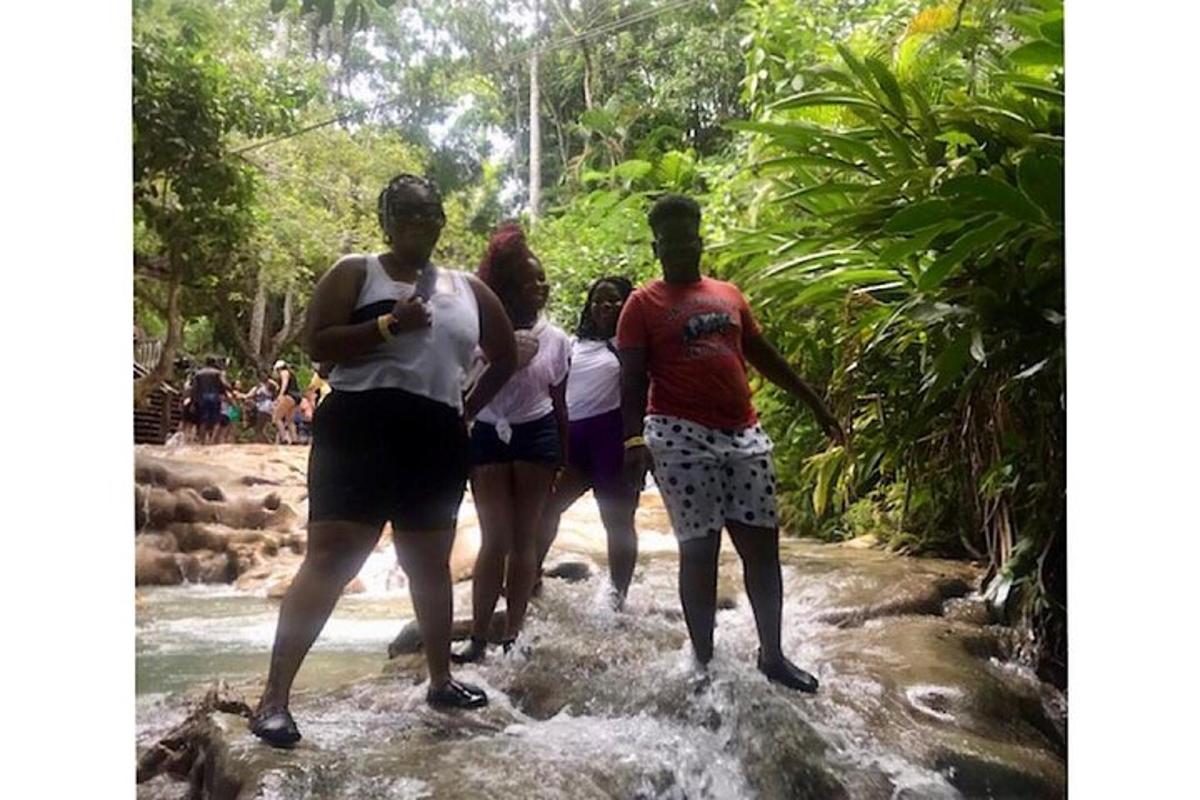 Un grupo de personas de pie en un río
