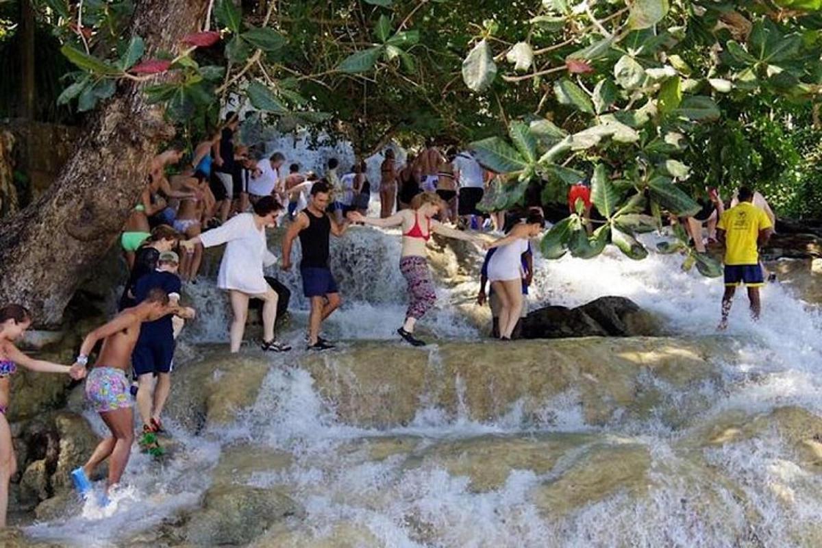 Un grupo de personas de pie en los rápidos de un río.