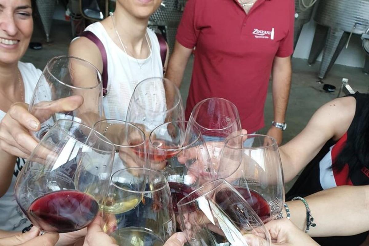 un grup de persones sostenint copes de vi