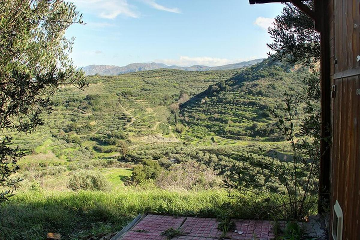 bir evin dışından vadi manzarası