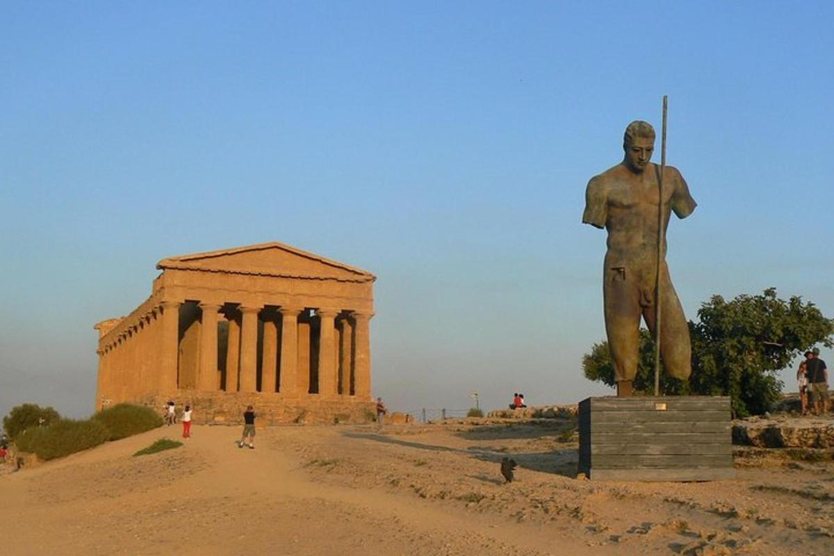 una statua di un uomo di fronte a un edificio